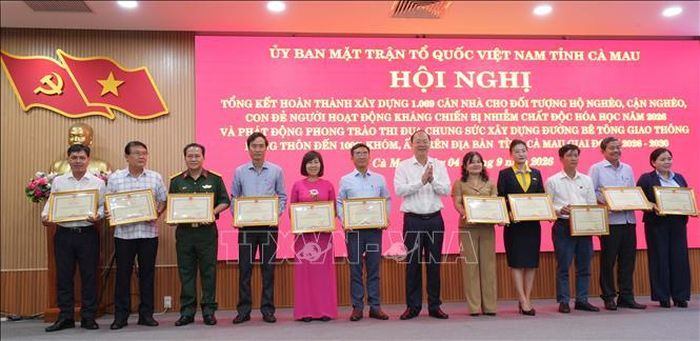 Bí thư Tỉnh uỷ Cà Mau Nguyễn Hồ Hải trao Bằng khen cho các tập thể có thành tích xuất sắc, tiêu biểu trong triển khai thực hiện chương trình.