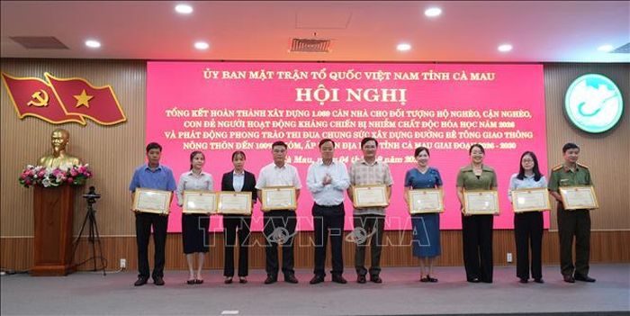 Phó Bí thư Thường trực Tỉnh uỷ Cà Mau Huỳnh Quốc Việt trao Bằng khen cho các tập thể có thành tích xuất sắc, tiêu biểu trong triển khai thực hiện chương trình.