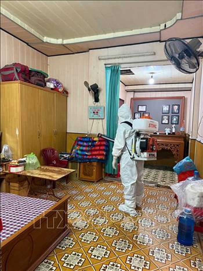 Nhân viên y tế xử lý ổ dịch tại tổ dân phố Đinh Tiên Hoàng, phường Hồng Bàng, thành phố Hải Phòng. Ảnh: TTXVN phát