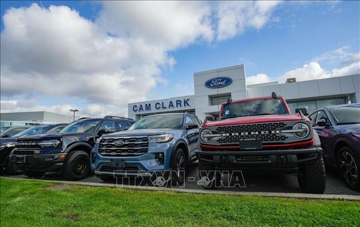 Xe ô tô mới được bày bán tại cửa hàng của Hãng xe Ford (Mỹ) ở Vancouver, British Columbia, Canada, ngày 3/4/2025. Ảnh: THX/TTXVN