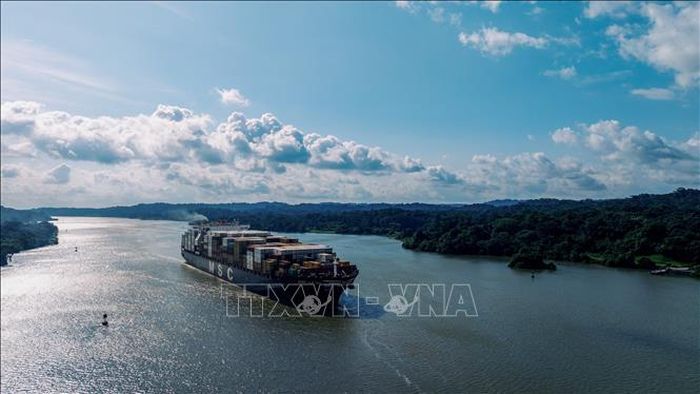 Con tàu di chuyển qua kênh đào Panama ở Panama City, Panama. Ảnh: THX/TTXVN