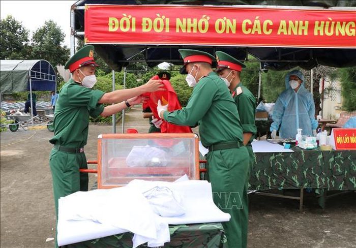 Các chiến sĩ lấy mẫu hài cốt tại Nghĩa trang Liệt sĩ Tiểu Cần theo đúng quy trình kỹ thuật, phục vụ giám định ADN. Ảnh: Thanh Hòa/TTXVN