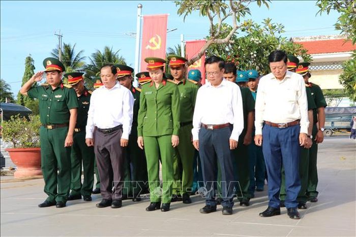 Đại biểu dành phút mặc niệm tưởng nhớ các Anh hùng liệt sĩ tại nghĩa trang. Ảnh: Thanh Hòa/TTXVN