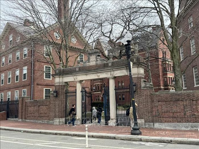Cổng vào trường đại học Havard ở thành phố Boston, bang Massachusetts.