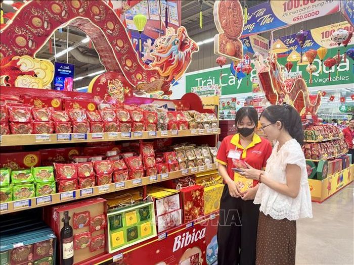 Nhiều hãng bánh thu hút người tiêu dùng bằng các hình thức trang trí bắt mắt.