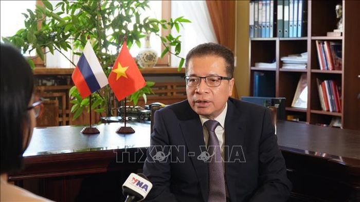 Phóng viên TTXVN phỏng vấn Đại sứ Đặng Minh Khôi.