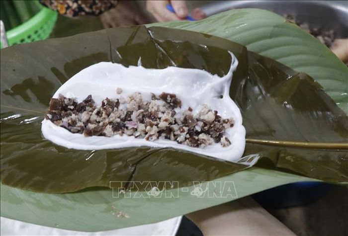 Bánh có sự hòa quyện, kết hợp độc đáo giữa gạo tẻ, thịt, mọc nhĩ.