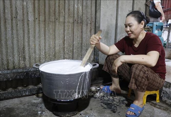Bột bánh được quấy đều, sánh đặc lại, chín một phần trước khi đem ra gói.