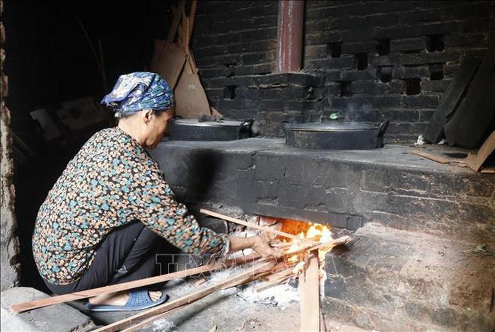 Bánh tẻ được hấp, luộc dưới ngọn lửa đượm.