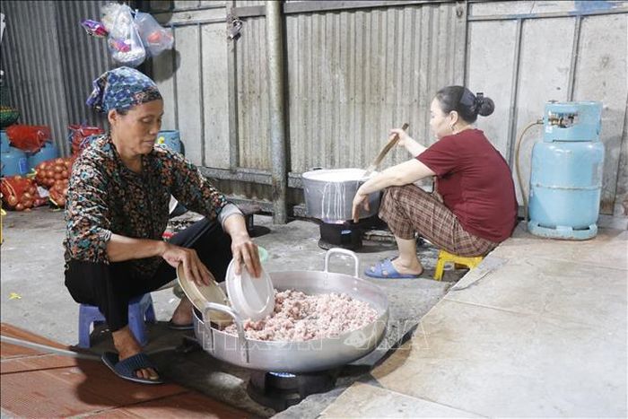 Mỗi mẻ bánh tẻ ra lò là bao tâm huyết của người làm bánh.
