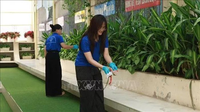 Khu vực Thư viện xanh ngoài trời của Trường Tiểu học Nghĩa Tân (phường Nghĩa Đô, Hà Nội) được tổng vệ sinh sạch sẽ, sẵn sàng đón học sinh trong năm học mới 2026-2027. Ảnh: Nguyễn Cúc/ TTXVN