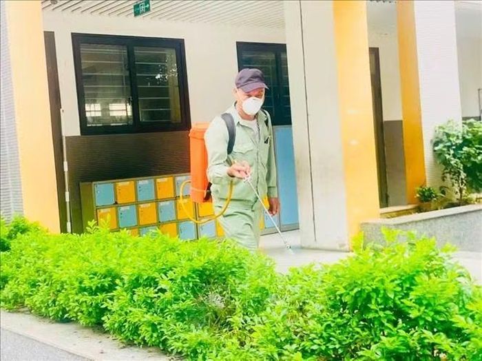 Trường Tiểu học - Trung học cơ sở Nghĩa Đô (phường Nghĩa Đô, Hà Nội) phun thuốc khử khuẩn trước năm học mới 2026 - 2027. Ảnh: TTXVN phát
