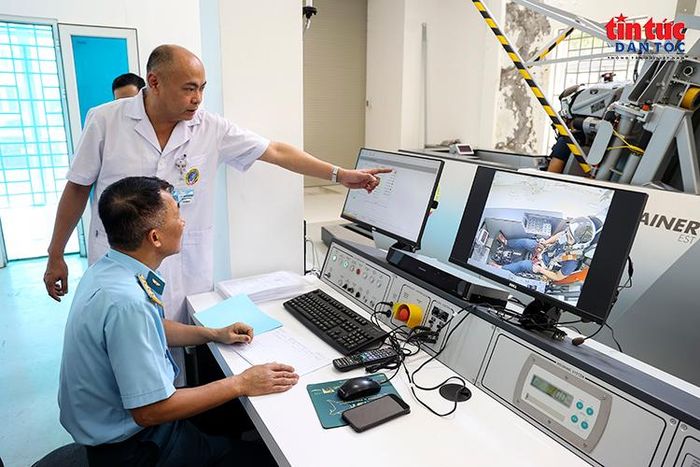 Các thông số của người tham gia được theo dõi chặt chẽ trong quá trình vận hành thiết bị mô phỏng ghế phóng.