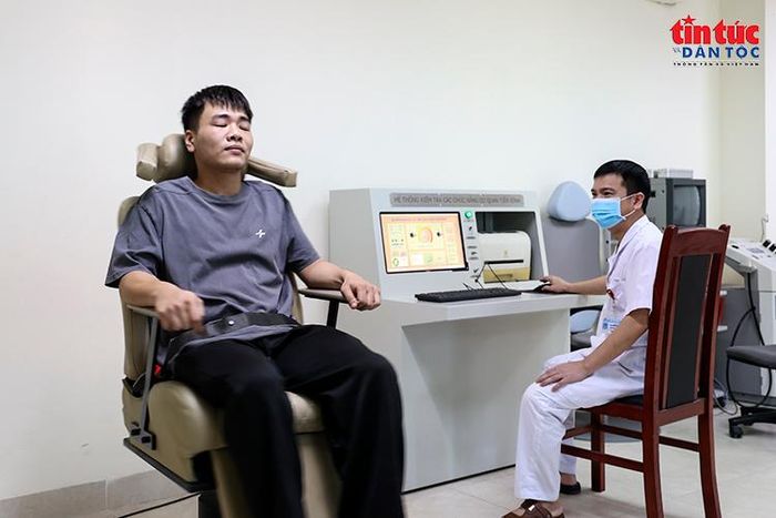 Ứng viên thực hiện bài kiểm tra chức năng tiền đình trên ghế quay chuyên dụng.