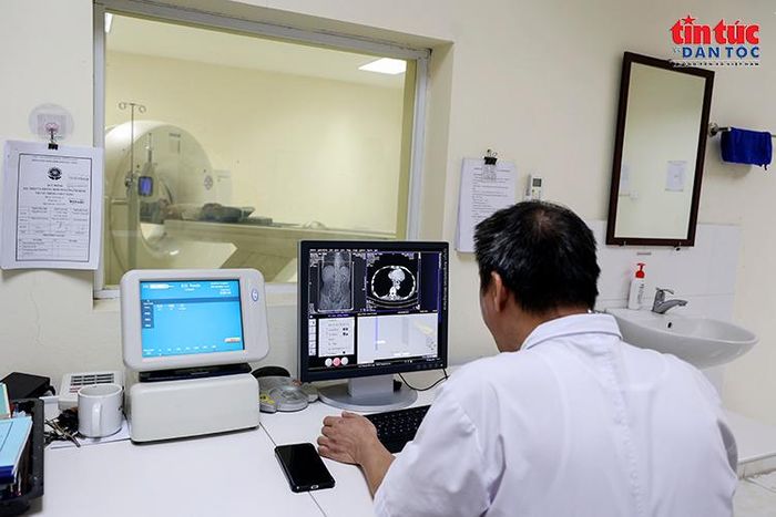 Bác sĩ Viện Y học Phòng không – Không quân nghiên cứu hình ảnh chẩn đoán phục vụ công tác khám, đánh giá sức khỏe.