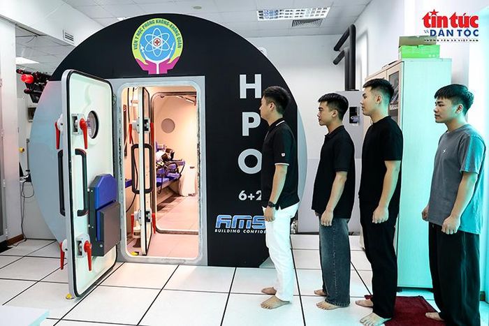 Các ứng viên xếp hàng chuẩn bị bước vào buồng giảm áp tại Viện Y học Phòng không – Không quân.