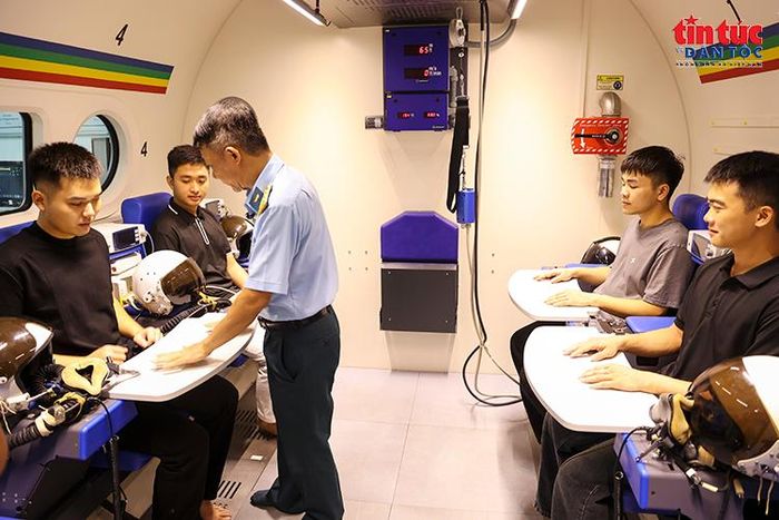 Cán bộ chuyên môn hướng dẫn ứng viên thực hiện các nội dung kiểm tra trong buồng giảm áp.