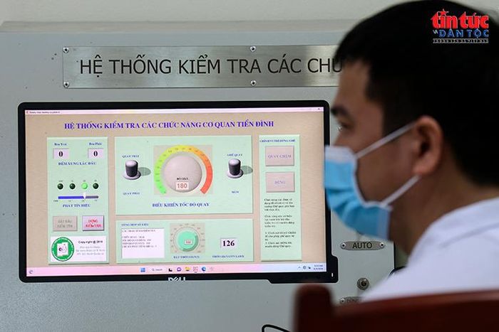 Các thông số trong bài kiểm tra chức năng tiền đình được bác sĩ theo dõi trên hệ thống máy tính.