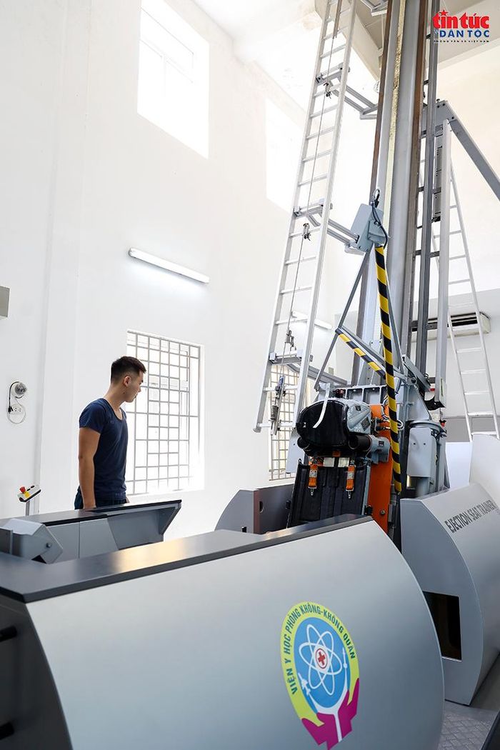 Hệ thống mô phỏng ghế phóng phục vụ nghiên cứu, kiểm tra và huấn luyện chuyên ngành y học hàng không.