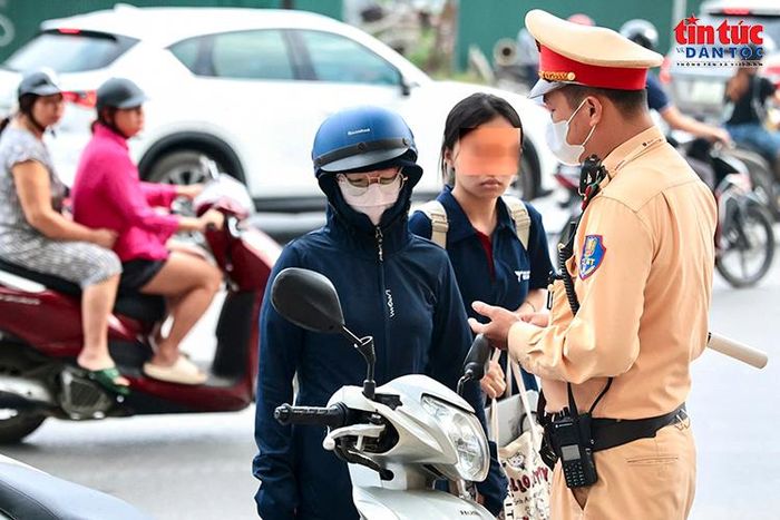 Cán bộ Cảnh sát giao thông kiểm tra một trường hợp liên quan đến học sinh.