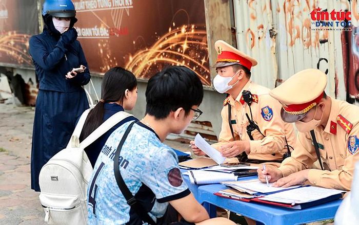 Lực lượng Cảnh sát giao thông tuyên truyền, giải thích quy định pháp luật cho học sinh tại chốt kiểm soát.