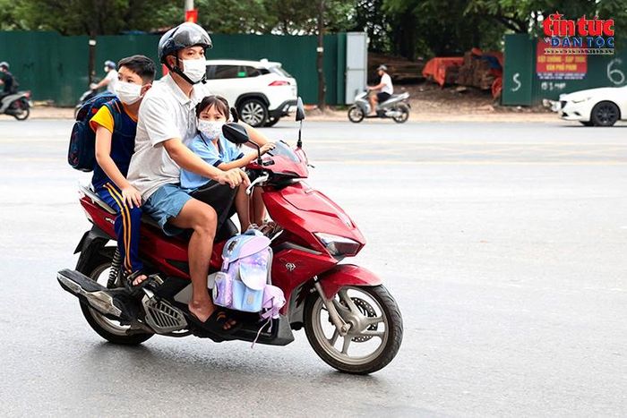 Hình ảnh học sinh ngồi sau xe máy nhưng không đội mũ bảo hiểm được ghi nhận tại nút giao Tố Hữu - Vũ Trọng Khánh.