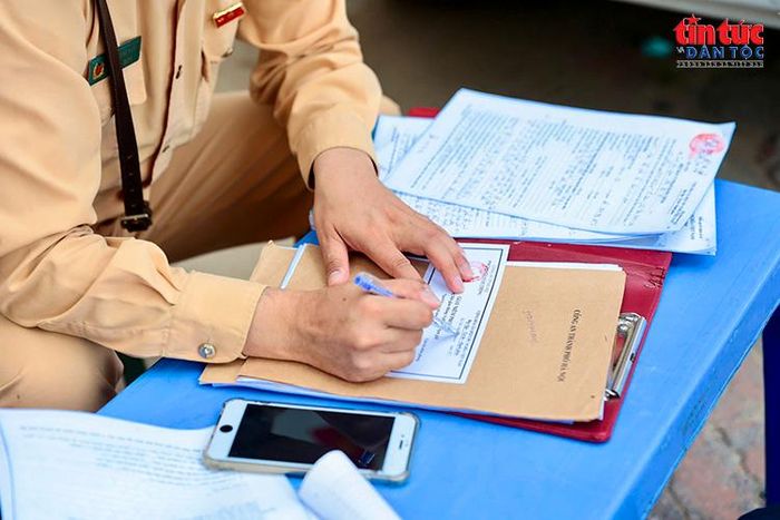 Các phương tiện vi phạm được đưa vào khu vực chốt kiểm soát để lực lượng chức năng xác minh, xử lý.