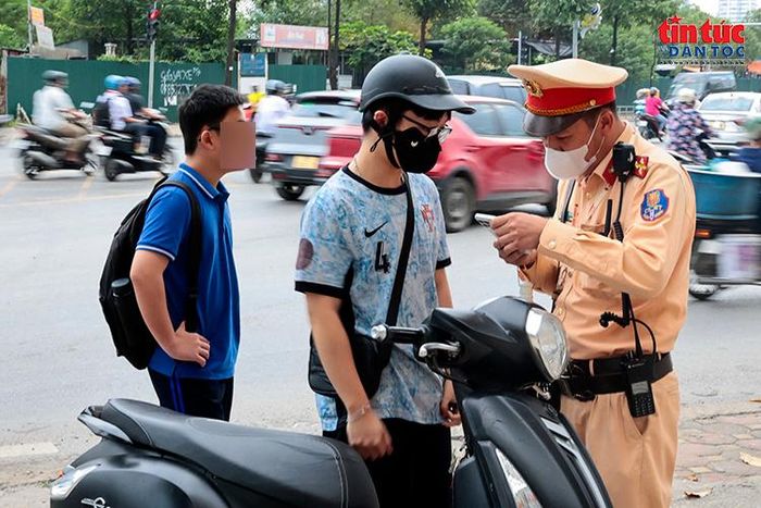 Cán bộ Cảnh sát giao thông kiểm tra thông tin phương tiện và người điều khiển.