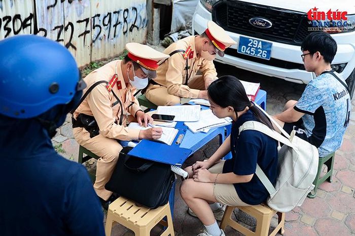 Cảnh sát giao thông kiểm tra giấy tờ, lập biên bản đối với các trường hợp vi phạm.