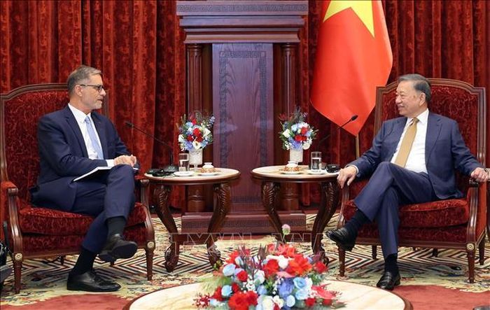 Tổng Bí thư, Chủ tịch nước Tô Lâm tiếp Đại sứ Cộng hòa Pháp tại Việt Nam Olivier Brochet đến chào từ biệt nhân dịp kết thúc nhiệm kỳ công tác tại Việt Nam. Ảnh: Thống Nhất/TTXVN