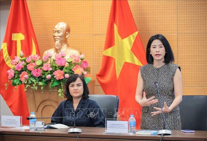 Bà Nguyễn Thanh Giang, đồng sáng lập & CEO Vietnam Brand Purpose giới thiệu chi tiết về Diễn đàn và Giải thưởng Việt Nam Rồng Xanh. Ảnh: Hoàng Hiếu/TTXVN