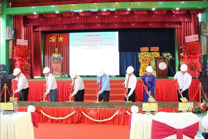 Ban tổ chức tiến hành nghi thức khởi công các công trình giáo dục trọng điểm. Ảnh: TTXVN phát