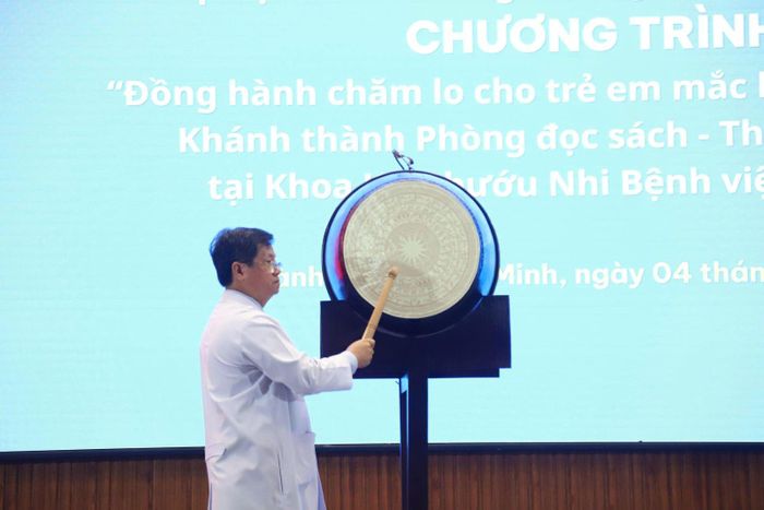 TS.BS Diệp Bảo Tuấn, Giám đốc Bệnh viện Ung Bướu Thành phố đánh trống khai giảng năm học mới.