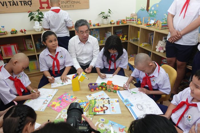 Ông Nguyễn Phước Lộc, Ủy viên Ban Chấp hành Trung ương Đảng, Phó Bí thư Thành ủy, Chủ tịch Ủy ban Mặt trận Tổ quốc Việt Nam TP Hồ Chí Minh, thăm hỏi, động viên các bệnh nhi đang điều trị tại lớp học “Hoa Hướng Dương”.