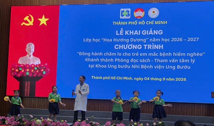Bác sĩ và bệnh nhi cùng biểu diễn văn nghệ tại lễ khai giảng năm học mới.