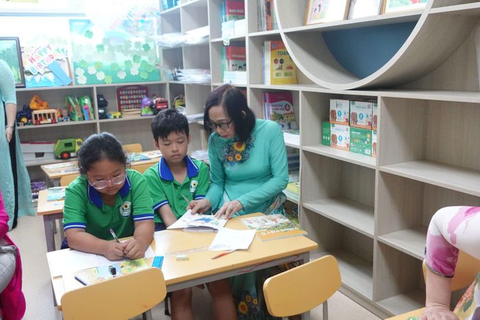 Lớp học “Hoa Hướng Dương” tại Bệnh viện Ung Bướu Thành phố giúp bệnh nhi duy trì việc học trong thời gian điều trị, đồng thời tạo môi trường để các em giao lưu, vui chơi và giữ tinh thần lạc quan.