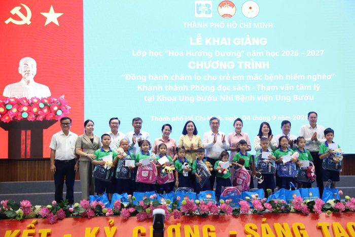 Lãnh đạo Thành phố, đại diện Bệnh viện Ung Bướu và các đơn vị đồng hành trao quà bệnh nhi.