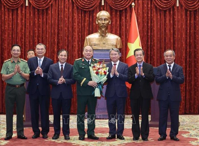 Các đại biểu tặng hoa chúc mừng Thượng tướng Lê Quang Đạo, Phó Tổng Tham mưu trưởng Quân đội nhân dân Việt Nam. Ảnh: Thống Nhất/TTXVN