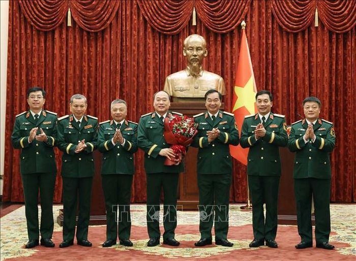 Các đại biểu tặng hoa chúc mừng Thượng tướng Lê Quang Đạo, Phó Tổng Tham mưu trưởng Quân đội nhân dân Việt Nam. Ảnh: Thống Nhất/TTXVN