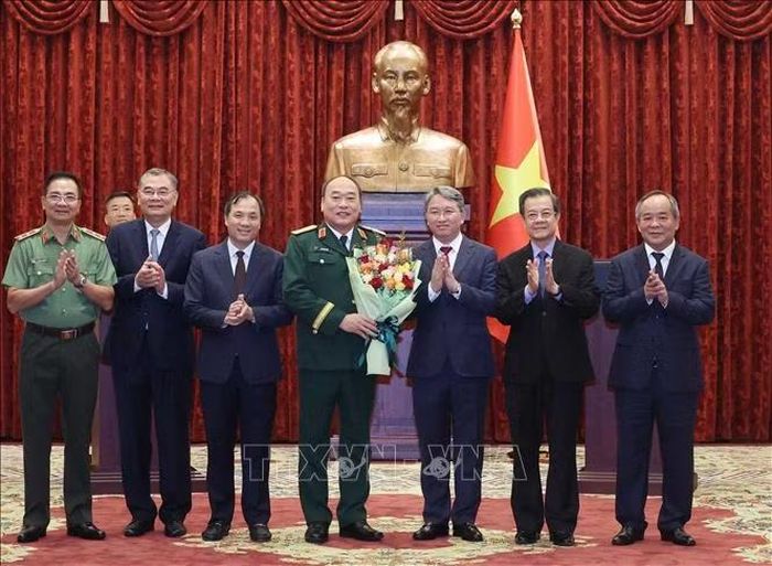 Các đại biểu tặng hoa chúc mừng Thượng tướng Lê Quang Đạo, Phó Tổng Tham mưu trưởng Quân đội nhân dân Việt Nam. Ảnh: Thống Nhất/TTXVN
