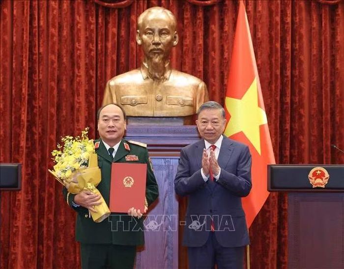 Tổng Bí thư, Chủ tịch nước Tô Lâm trao Quyết định thăng quân hàm từ Trung tướng lên Thượng tướng đối với đồng chí Lê Quang Đạo, Phó Tổng Tham mưu trưởng Quân đội nhân dân Việt Nam. Ảnh: Thống Nhất/TTXVN