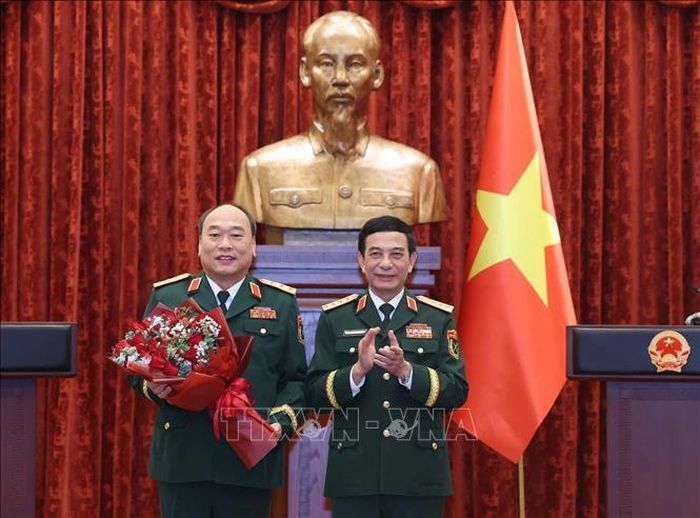 Đại tướng Phan Văn Giang, Uỷ viên Bộ Chính trị, Phó Bí thư Quân uỷ Trung ương, Phó Thủ tướng, Bộ trưởng Bộ Quốc phòng tặng hoa chúc mừng Thượng tướng Lê Quang Đạo, Phó Tổng Tham mưu trưởng Quân đội nhân dân Việt Nam. Ảnh: Thống Nhất/TTXVN