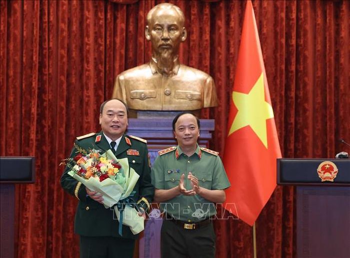 Thượng tướng Đặng Hồng Đức, Ủy viên Trung ương Đảng, Ủy viên Ban Thường vụ Đảng ủy Công an Trung ương, Thứ trưởng Bộ Công an tặng hoa chúc mừng Thượng tướng Lê Quang Đạo, Phó Tổng Tham mưu trưởng Quân đội nhân dân Việt Nam. Ảnh: Thống Nhất/TTXVN