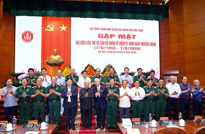Đại tướng Nguyễn Tân Cương chụp ảnh chung cùng các đại biểu dự buổi gặp mặt. Ảnh: bqp.vn