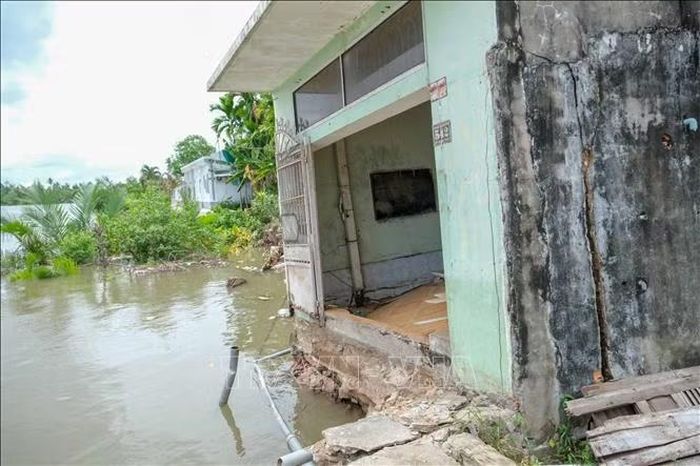 Một căn nhà ở xã Thới An Hội, thành phố Cần Thơ nằm chênh vênh trên mép bờ sông do sạt lở.