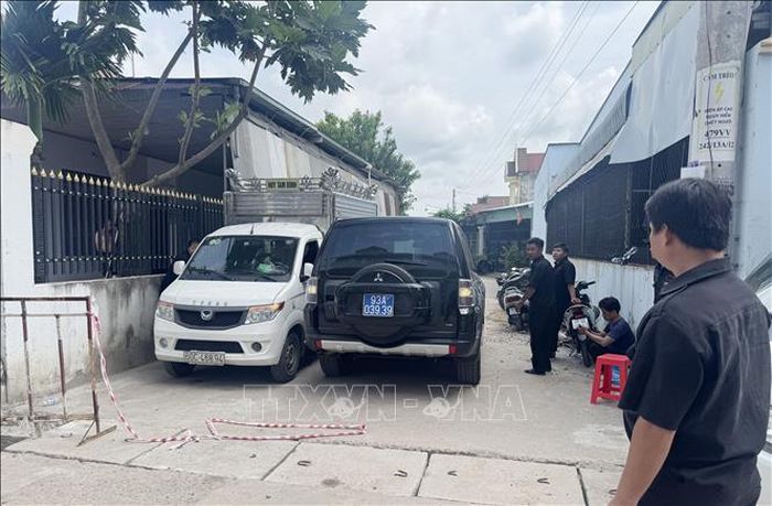 Lực lượng chức năng thành phố Đồng Nai thực hiện phong tỏa hiện trường, lấy lời khai và điều tra nguyên nhân vụ án mạng. Ảnh: Lê Xuân/TTXVN
