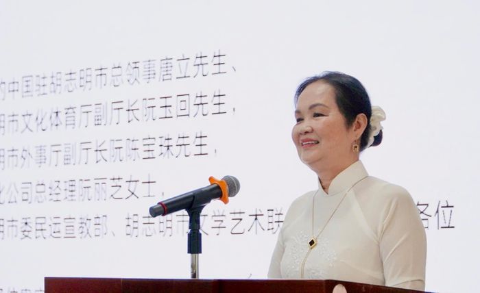Bà Trịnh Bích Ngân, Chủ tịch Hội Nhà văn TP Hồ Chí Minh phát biểu tại chương trình.