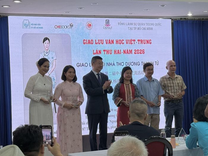 Tổng Lãnh sự Trung Quốc tại TP Hồ Chí Minh Đường Lập tặng quà kỷ niệm cho các nhà văn, nhà thơ Việt Nam.