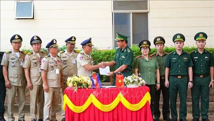 Lực lượng chức năng Việt Nam - Campuchia làm thủ tục bàn giao, tiếp nhận 86 công dân Việt Nam tại Cửa khẩu quốc tế Xa Mát, xã Tân Lập, tỉnh Tây Ninh.