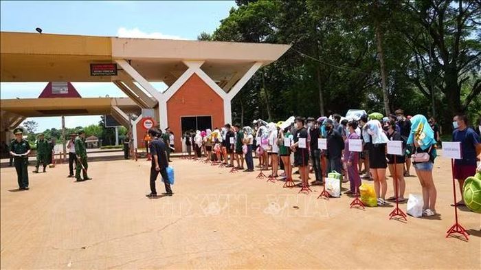 Lực lượng chức năng tỉnh Tây Ninh đối chiếu, kiểm tra danh sách công dân Việt Nam được phía Campuchia trao trả.